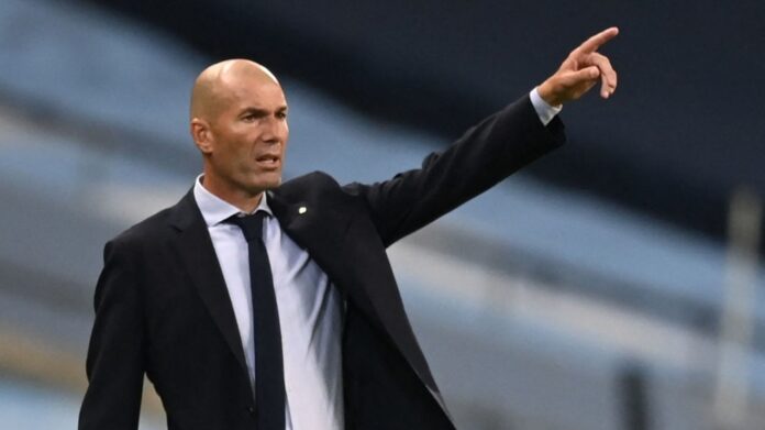 Zinédine Zidane en campo de futbol.