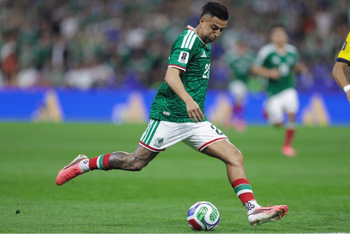 Jugador de la Selección Mexicana durante una jugada en partido del Mundial 2026 en el Estadio Ciudad de México