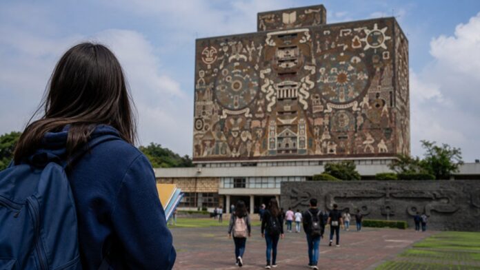 Estudiantes caminan hacia la Biblioteca Central de la UNAM en Ciudad Universitaria
