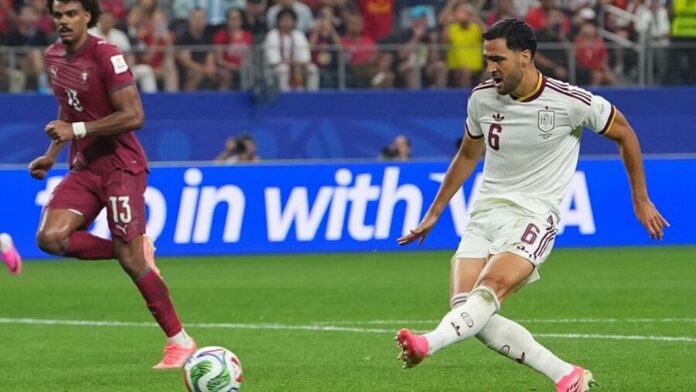 Mikel Merino dispara el balón para marcar el gol de la victoria de España ante Portugal en los octavos de final del Mundial 2026