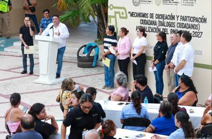 Funcionarios municipales participan en el cuarto Diálogo Ciudadano para actualizar el Plan Municipal de Desarrollo de Playa del Carmen.