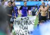 Argentina celebra el pase a la Final del Mundial con una bandera de las Malvinas y reaviva la disputa con Reino Unido Jugadores de la selección de Argentina sostienen una bandera con la frase Las Malvinas son argentinas tras un partido del Mundial.