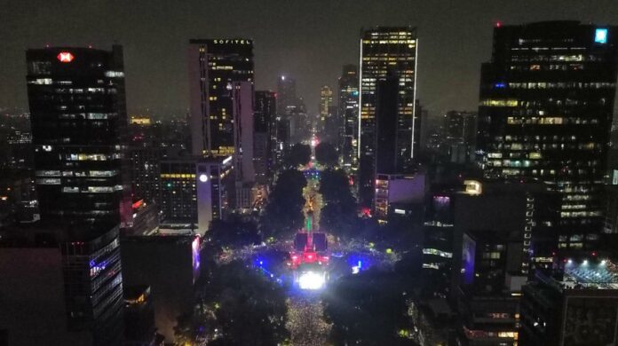 Vista del Ángel de la Independencia en la Ciudad de México con operativo de seguridad y pantallas instaladas para el Mundial 2026.