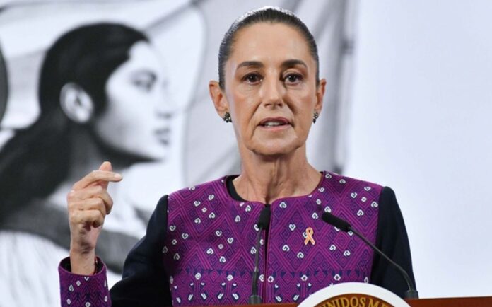 La presidenta Claudia Sheinbaum ofrece un mensaje durante la conferencia La Mañanera del Pueblo.