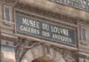El Louvre reabre con las vitrinas vacías tras el millonario robo de sus joyas Fachada de la Galería de Apolo del Museo del Louvre con el letrero principal sobre uno de sus accesos.