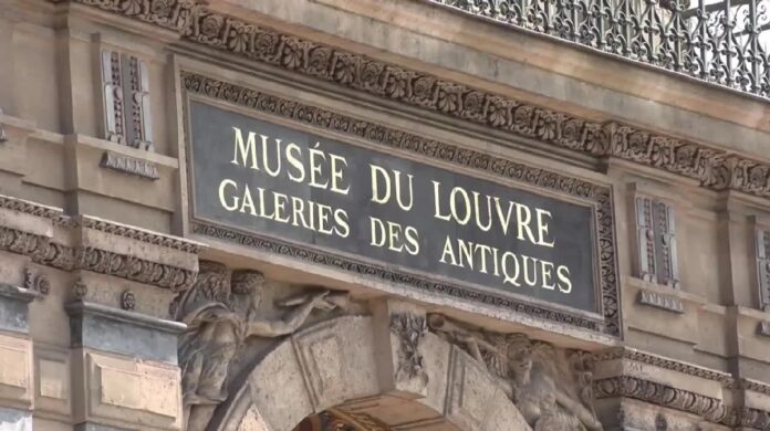 Fachada de la Galería de Apolo del Museo del Louvre con el letrero principal sobre uno de sus accesos.