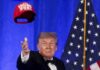 Trump vuelve a agitar el 2028 con una gorra y una provocación sobre otro mandato Donald Trump vuelve a insinuar otro mandato al colocarse una gorra 2028 aunque la Constitución de Estados Unidos le impide ser elegido nuevamente. Foto: Reuters.
