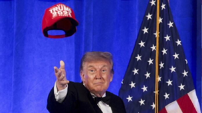 Donald Trump vuelve a insinuar otro mandato al colocarse una gorra 2028 aunque la Constitución de Estados Unidos le impide ser elegido nuevamente. Foto: Reuters.