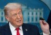 Trump admite que pidió revisar la expulsión de Balogun pero niega haber presionado a la FIFA Donald Trump habla durante una conferencia mientras sostiene un clip metálico con la mano.
