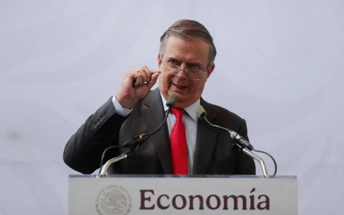 Marcelo Ebrard durante una conferencia sobre la estrategia de México para la revisión y renovación del T-MEC.