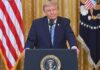 Trump desclasifica informes de inteligencia y acusa a China de interferir en elecciones de Estados Unidos Donald Trump desde atril presidencial con las banderas de Estados Unidos al fondo.