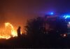 Incendios desatan crisis en España y Francia con miles de evacuados Bomberos combaten un incendio forestal durante la noche junto a un camión de emergencia mientras las llamas consumen vegetación.