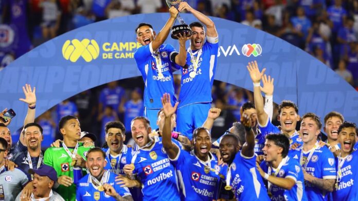 Jugadores de Cruz Azul celebran con el trofeo tras vencer a Toluca y conquistar el Campeón de Campeones de la Liga MX.