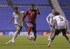 México Sub 20 resiste con diez y derrota a Costa Rica para quedar cerca de Cuartos Futbolistas de México y Costa Rica disputan el balón durante un partido sobre la cancha del estadio.