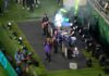 Maná debuta en el Mundial con polémico medio tiempo entre aplausos y críticas Integrantes de Maná interpretan su presentación musical durante el medio tiempo del partido México contra Inglaterra en un estadio.