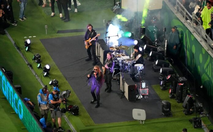 Integrantes de Maná interpretan su presentación musical durante el medio tiempo del partido México contra Inglaterra en un estadio.