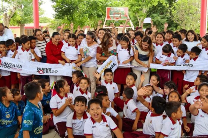 Mara Lezama encabeza el corte de listón durante la inauguración del nuevo domo en la primaria Andrés Quintana Roo de Othón P. Blanco.