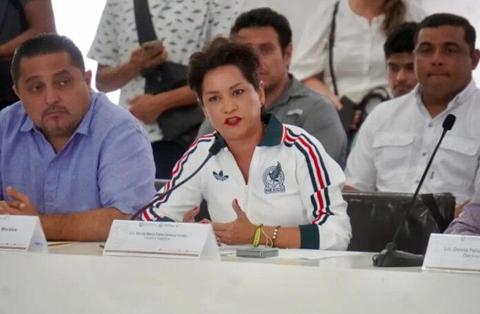 La regidora Xel-Ha Dehesa presenta la iniciativa para instalar códigos QR en unidades del transporte público de Playa del Carmen.