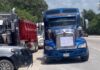 Transportistas bloquean la carretera Cancún Playa del Carmen y desatan caos vial en la Riviera Maya Camiones de carga bloquean la carretera federal 307 durante una protesta de transportistas en Quintana Roo.