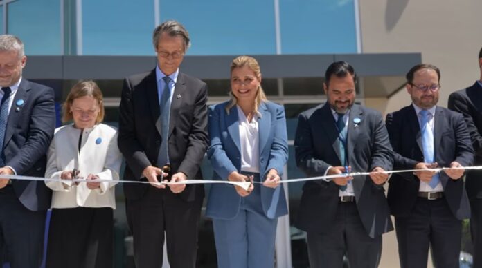Maru Campos durante conferencia de prensa en Chihuahua, sentada frente a micrófonos mientras participa en un anuncio oficial sobre inversión de Safran.