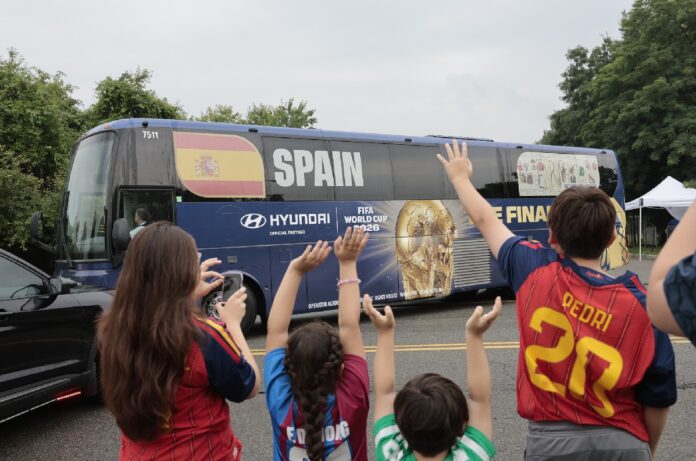 Aficionados saludan el autobús de la selección de España antes de la final del Mundial 2026 en Nueva Jersey.