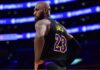LeBron James jugará su última temporada con los 76ers de Filadelfia LeBron James de espaldas durante un partido de la NBA con el número 23 en el uniforme.