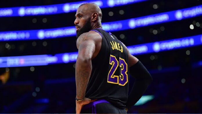 LeBron James de espaldas durante un partido de la NBA con el número 23 en el uniforme.