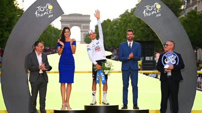 Isaac del Toro celebra en el podio del Tour de Francia 2026 tras conseguir el histórico tercer lugar para México.