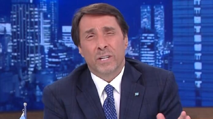 El periodista argentino Eduardo Feinmann durante una transmisión televisiva en la que abordó la polémica por sus declaraciones sobre México.