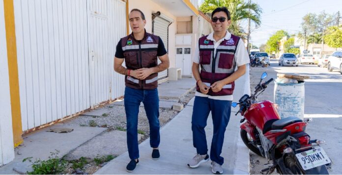 Diego Castañón Trejo supervisa el inicio de las obras de banquetas y guarniciones en la calle 7 Sur de la colonia La Veleta, en Tulum.