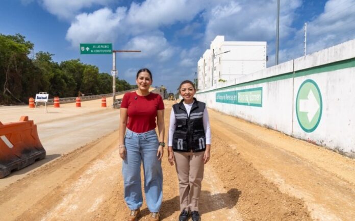 Estefanía Mercado y una funcionaria recorren la obra de rehabilitación del puente de Flor de Ciruelo en Playa del Carmen.