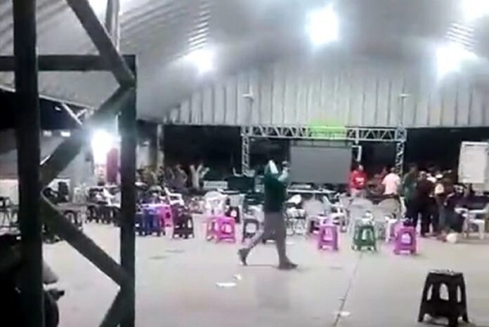 Elementos de seguridad y asistentes permanecen en la cancha de usos múltiples de Yautepec tras el ataque armado ocurrido durante una convivencia para ver el Mundial 2026.