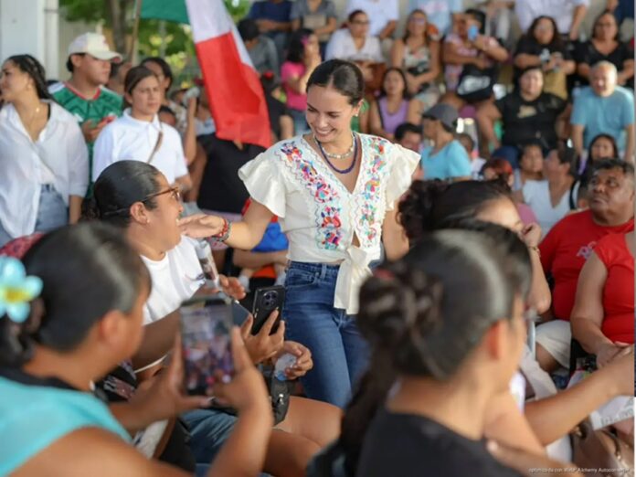 Ana Paty Peralta saluda a asistentes durante una asamblea informativa de Morena en Playa del Carmen.