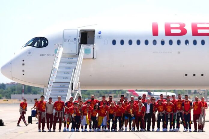 Jugadores de la selección española posan frente al avión que los trasladó a Madrid tras conquistar la Copa del Mundo 2026.