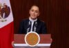 Sheinbaum busca diálogo con la CIRT tras críticas a lineamientos de telecomunicaciones La presidenta Claudia Sheinbaum ofrece un mensaje desde un podio con el escudo nacional y la bandera de México.