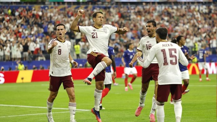 Jugadores de la selección de España celebran uno de los goles anotados ante Francia durante la semifinal del Mundial 2026.