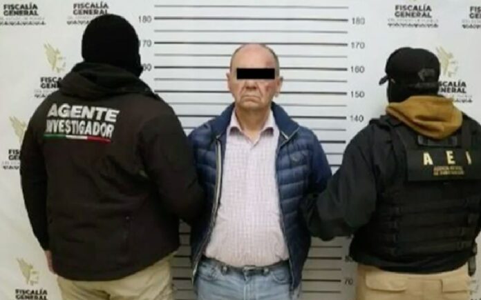 Rafael N., Tirador Atlixcáyotl, permanece bajo custodia de agentes de investigación durante su presentación tras ser detenido en Puebla.