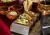 Los sabores de Quintana Roo encuentran su vitrina en la Feria del Carmen Panuchos y antojitos tradicionales de la cocina yucateca servidos sobre una mesa con salsas y utensilios de barro.
