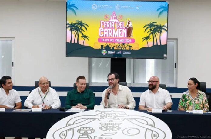 Autoridades municipales presentan la cartelera de la Feria del Carmen 2026 durante una conferencia de prensa en Playa del Carmen.