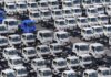 Camiones chinos complican a México en negociación comercial con Estados Unidos Camiones pesados nuevos permanecen estacionados en un patio de distribución antes de su comercialización.