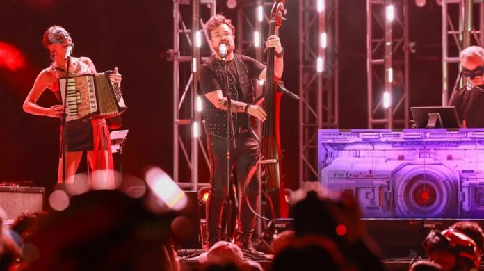 Aleks Syntek interpreta sus éxitos durante su concierto en el escenario principal de la Feria del Carmen 2026 en Playa del Carmen.