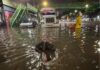 Tormenta colapsó la Ciudad de México con inundaciones y dejó 21.2 millones de metros cúbicos de lluvia Vehículos parcialmente inundados y un trabajador de emergencia durante una fuerte inundación ocasionada por la tormenta del miércoles en la Ciudad de México.