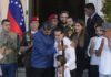 Estados Unidos condena a Nicolás Maduro a pagar 314 millones de dólares por torturas Nicolás Maduro abraza a Álex Saab durante un acto público.