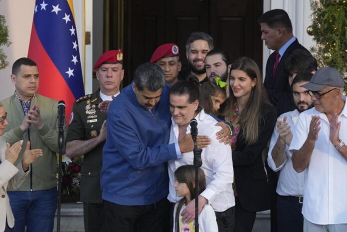 Nicolás Maduro abraza a Álex Saab durante un acto público.