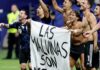Reino Unido pide a la FIFA investigar a la selección argentina por la pancarta sobre las Malvinas Jugadores de la selección de Argentina sostienen una pancarta con la leyenda "Las Malvinas son Argentinas" tras vencer a Inglaterra en las semifinales del Mundial 2026.