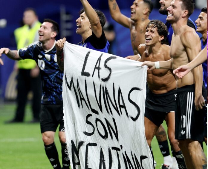 Jugadores de la selección de Argentina sostienen una pancarta con la leyenda 