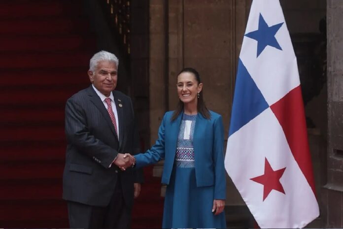 Claudia Sheinbaum y José Raúl Mulino estrechan las manos durante la ceremonia de bienvenida en Palacio Nacional junto a la bandera de Panamá.
