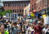 Final del Mundial llega bajo presión para que la FIFA honre a migrantes muertos por el ICE Manifestantes marchan por una calle con pancartas que muestran el mensaje ICE OUT durante una protesta contra las autoridades migratorias.