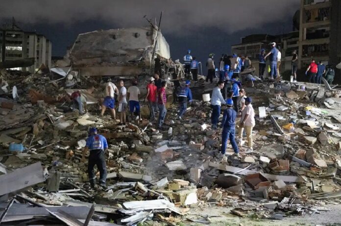Equipos de rescate y voluntarios trabajan entre los escombros tras el doble terremoto registrado en Venezuela.
