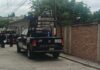 Adolescente sobrevive a ataque que dejó cuatro familiares asesinados en Morelos Patrullas de la Policía de Morelos resguardan la calle donde ocurrió un multihomicidio en Jonacatepec.